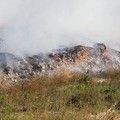 Fiamme in discarica. Incendio spento, indagini partite