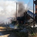 Montagne di rifiuti a fuoco nella discarica di San Pietro Pago