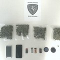 Traditi dal nervosismo, in auto avevano marijuana. Un arresto e una denuncia