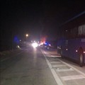 Scoppia l'incendio mentre l'auto è in marcia, nessun ferito