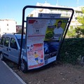 Perde il controllo dell'auto e finisce contro un cartellone pubblicitario