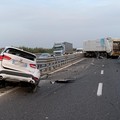 Incidente sulla strada statale 16 bis, scontro camion-suv. Due feriti