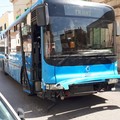 Perde il controllo dell'autobus e si schianta sulle auto in sosta