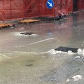 Via Papa Giovanni XXIII, con la pioggia "saltano " i tombini