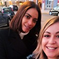 Elodie a Giovinazzo. La FOTO con una fan in piazza