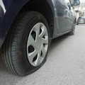 Raid dei vandali, pneumatici squarciati ad almeno 6 auto