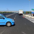 Violento scontro sulla 16 bis: un'auto finisce contro la segnaletica
