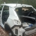 Ladri impuniti: trovata un'auto cannibalizzata. Furto in una cabina Enel