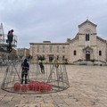 In piazza Vittorio Emanuele II montato il grande albero di Natale