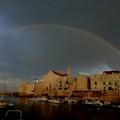 L'arcobaleno su Cala Porto e la piazza, incanto che ci riporta all'infanzia (FOTO)