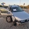 Tremendo scontro tra auto all'imbocco della strada statale 16 bis: due feriti
