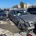 Si scontra con un'auto e finisce su quelle in sosta: cinque mezzi coinvolti
