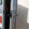 Forzano la porta della tabaccheria, ma l'allarme mette in fuga i ladri