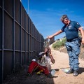 Lampedusa, l'umanità di un poliziotto di Giovinazzo: offre acqua a un migrante