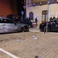Perde il controllo e finisce con la propria auto sulla rotatoria: illeso