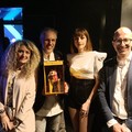 Annalisa stupita dall'uovo di cioccolato aerografato da Nicola Giotti