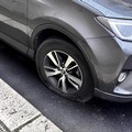 Raid dei vandali nella notte, pneumatici tagliati ad almeno 15 auto