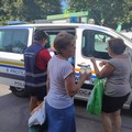 Caldo afoso, al mercato settimanale distribuite oltre mille bottigliette d'acqua