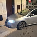 Fugge all'alt, sperona una pattuglia e colpisce un palo: arrestato un 39enne