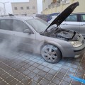Auto in fiamme in via Fossato, agenti della Polizia Locale domano il rogo