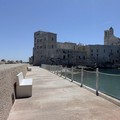Giovinazzo si fa bella: nuove sedute sul molo di Levante