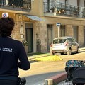 Cade dal quinto piano mentre sistema la tenda, muore a 89 anni