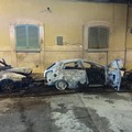 Fiamme nella notte: distrutte due auto, danneggiata una terza