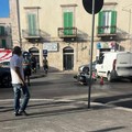 Impatto tra auto e scooter alla rotatoria di piazza Vittorio Emanuele II
