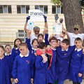 Educazione ambientale, 2hands Giovinazzo e le scolaresche ripuliscono il litorale di Levante