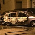 Incendio colpisce cinque auto: il rogo parte da una, poi l'effetto domino