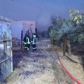 Rogo si scatena nel deposito edile, distrutta auto e attrezzi da lavoro