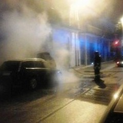 Fiamme sul cofano: incendiata una Ford Focus