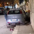 Perde il controllo e colpisce due auto in sosta in via Marconi