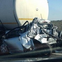 Auto schiacciata tra due tir, morto un 21enne