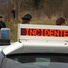Incidente con l'auto rubata. Il ladro fugge a piedi
