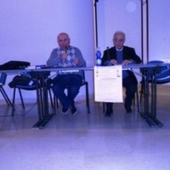 Una società divisa tra l’idolo e lo stupore