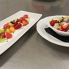 Insalata di frutta e verdura su salsa allo yogurt