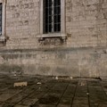 Crollano calcinacci dall'Istituto Vittorio Emanuele II, per fortuna di notte