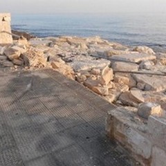 Si schianta in auto contro il muro: illeso