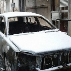 Un’altra auto in fiamme nella notte