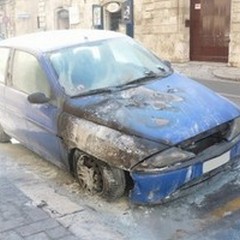 L’ennesima notte d’inferno: petardo e auto in fiamme