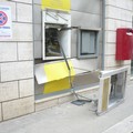 Postamat sventrato. Bottino di 30mila euro