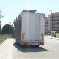 Un carrozzone "occupa " i parcheggi: proteste dei residenti