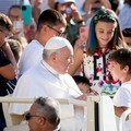 Due bambini di Giovinazzo salgono sulla papamobile di Francesco