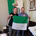 Depalma dona la bandiera di Giovinazzo a Dell’Olio