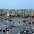 Un grande tricolore in piazza e l'inno nazionale per non aver paura (VIDEO)