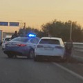 Poliziotti intercettano un'auto rubata, inseguimento sulla strada 16 bis