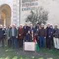 IVE, una targa e un libro