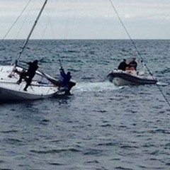 Barca incagliata, salvati tre diportisti