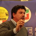 Sergio Silvestris al fianco dei gilet arancioni